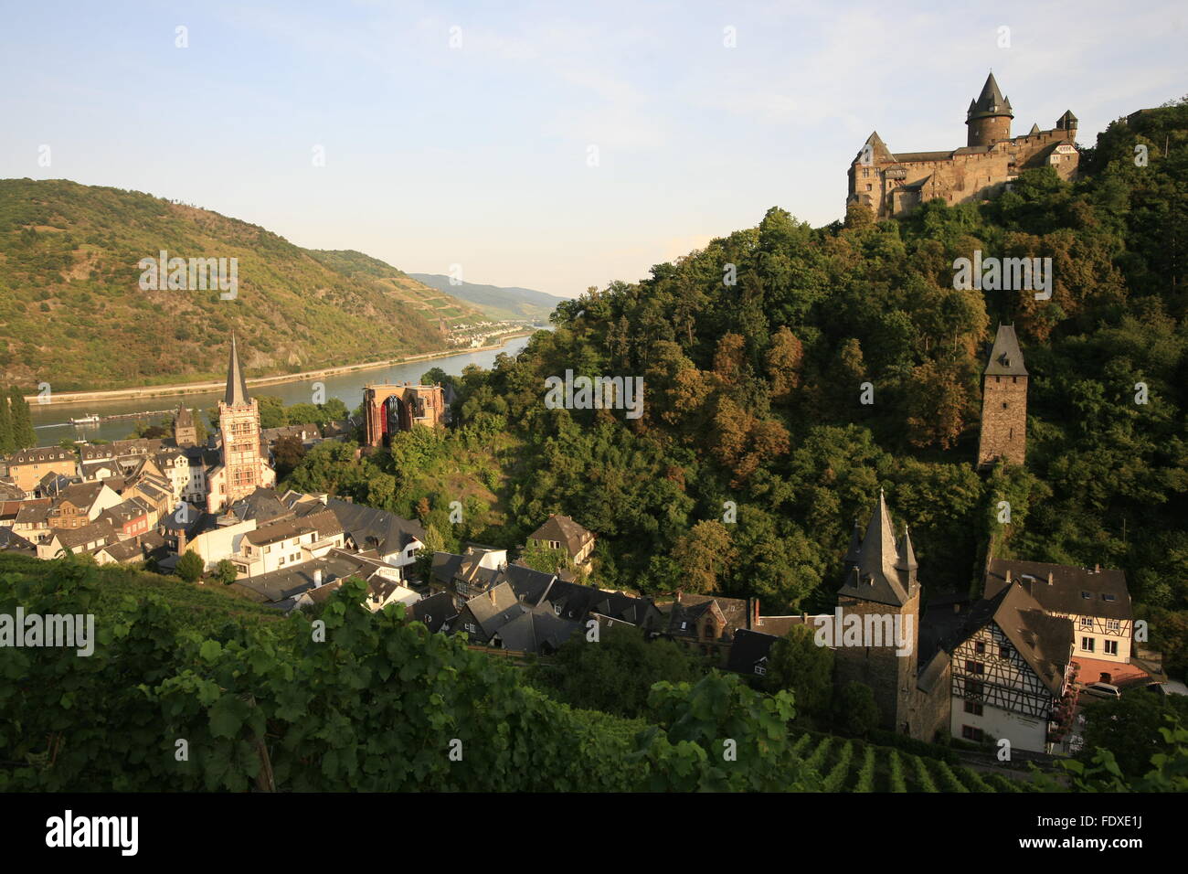 Deutschland, Rheinland-Pfalz, Oberes Mittelrheintal, Blick Auf Bacharach Und Burg Stahleck Stockfoto