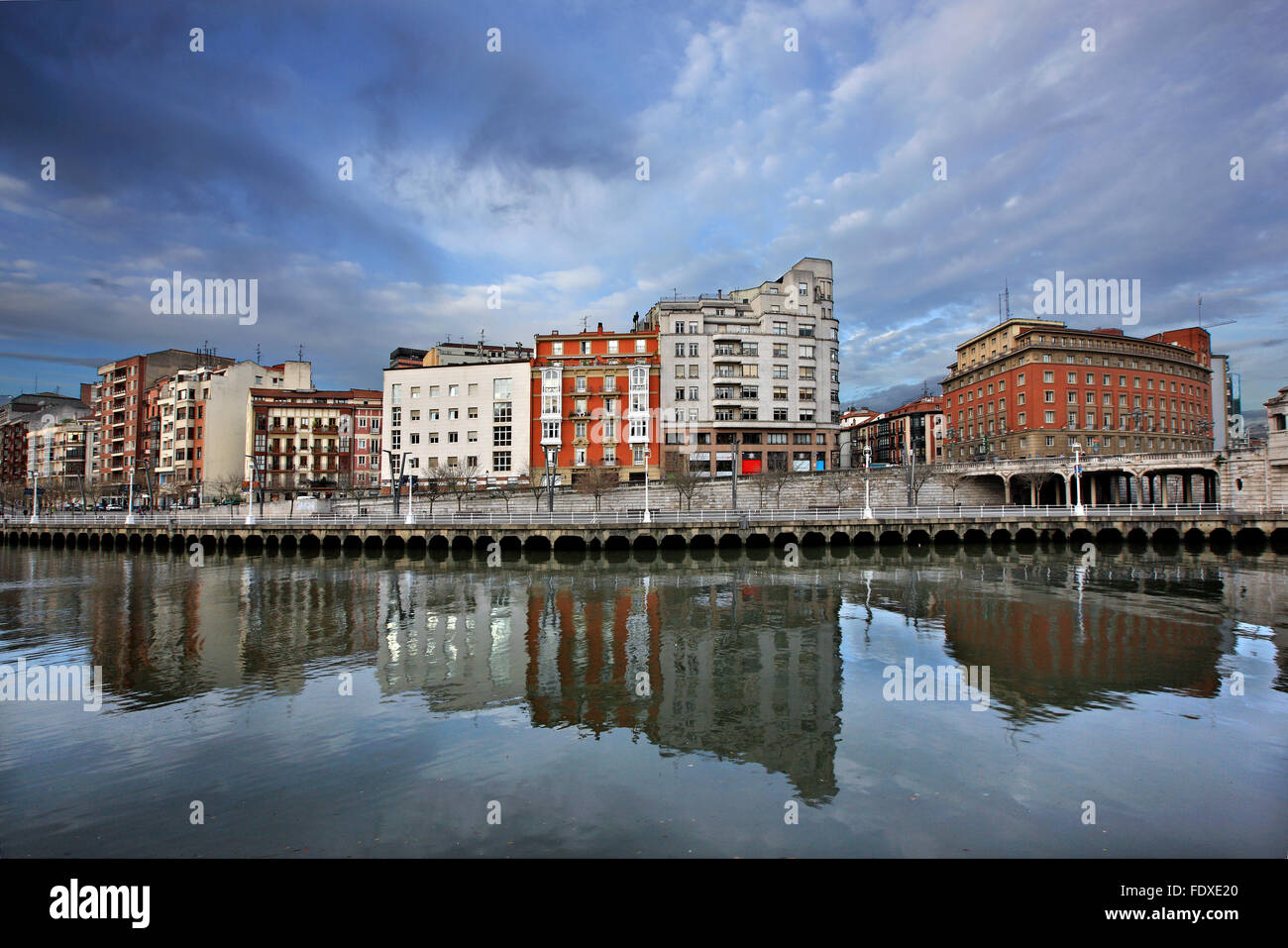 Teilansicht des Bilbao und Nervion River. . Baskisches Land, Spanien. Stockfoto