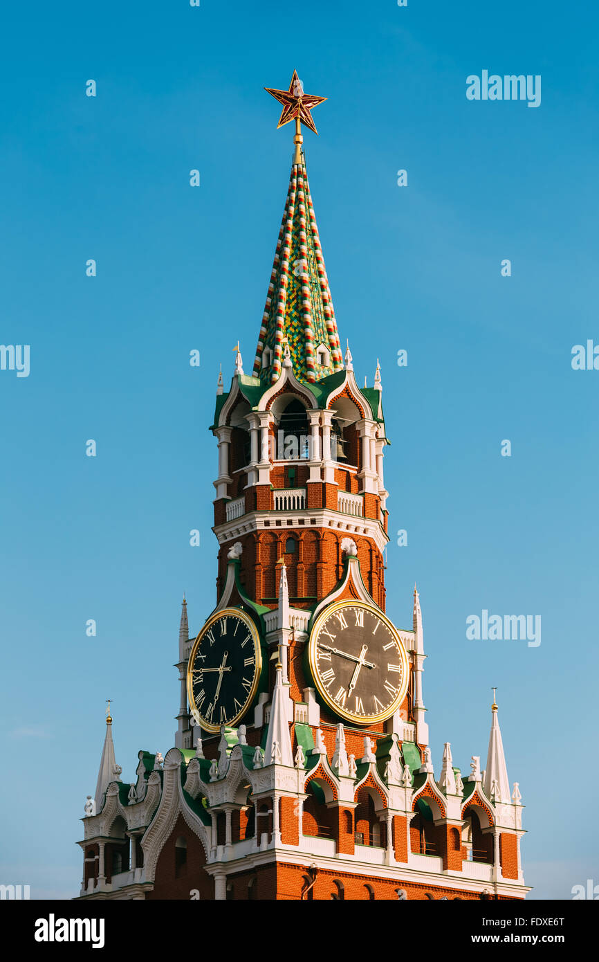 Der Kreml Glockenspiel, große Hauptuhr und Ruby Star der Spasskaja Erlöser Turm des Moskauer Kreml auf blauen Himmel des Roten Platzes, Russland Stockfoto