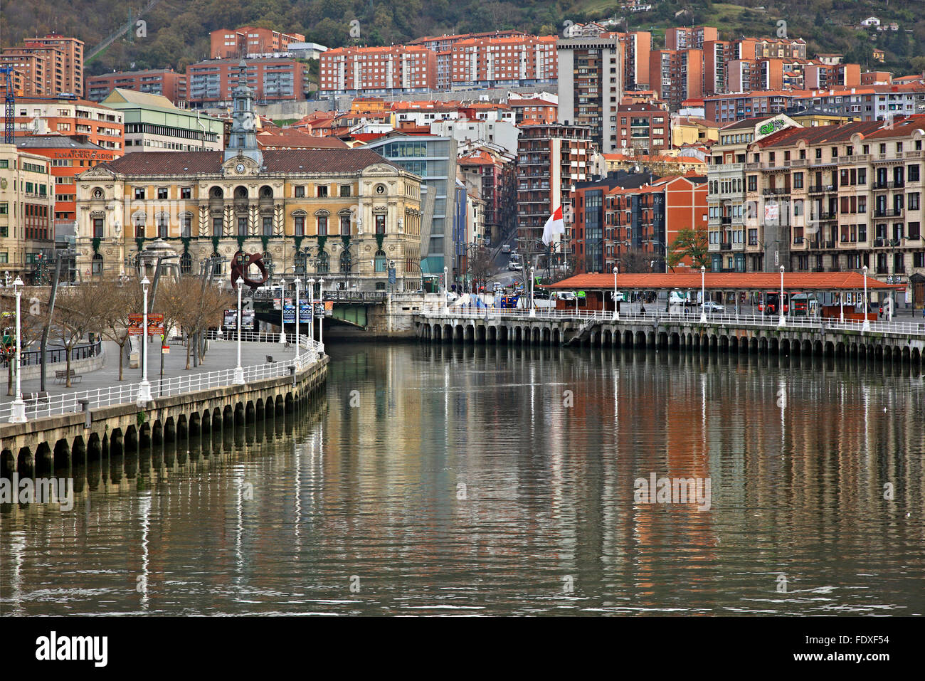 Teilansicht des Bilbao und Nervion River. Sie können das Rathaus sehen. Baskisches Land, Spanien. Stockfoto