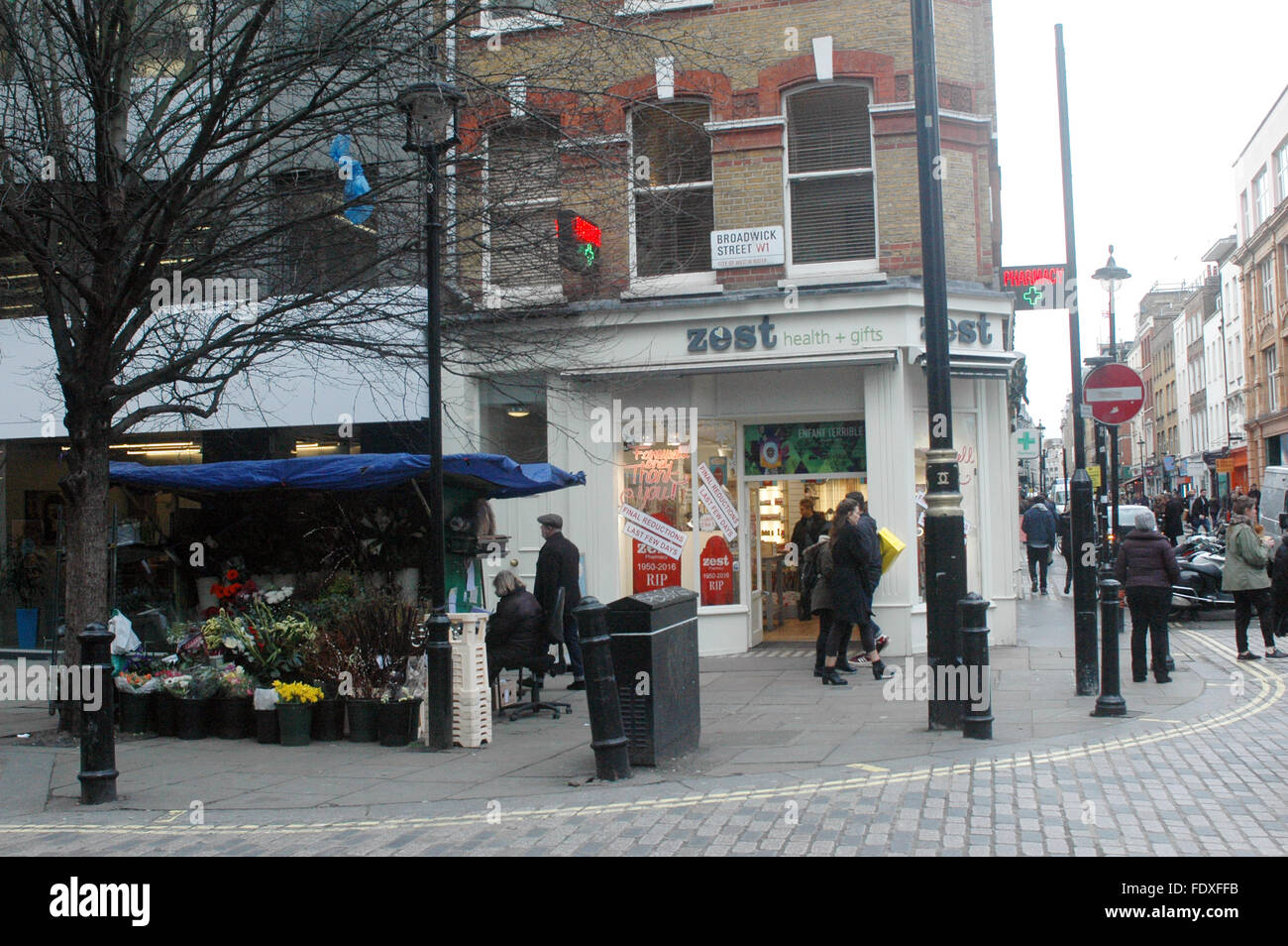 London, UK, 1 Februar 216 Zest Apotheke liegt bei 18 Broadwick Street, Soho Herzstück Ecke Bewick Straße Markt, die Londoner Westend etablierte 1950 ist aufgrund der Redelopment Bereich zu schließen. Als Teil alten Soho der Untergang von vielen bedauert wird. Stockfoto