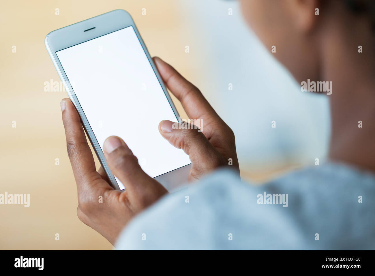 Afroamerikanische Person, die eine taktile mobile Smartphone - Menschen mit schwarzer Hautfarbe Stockfoto