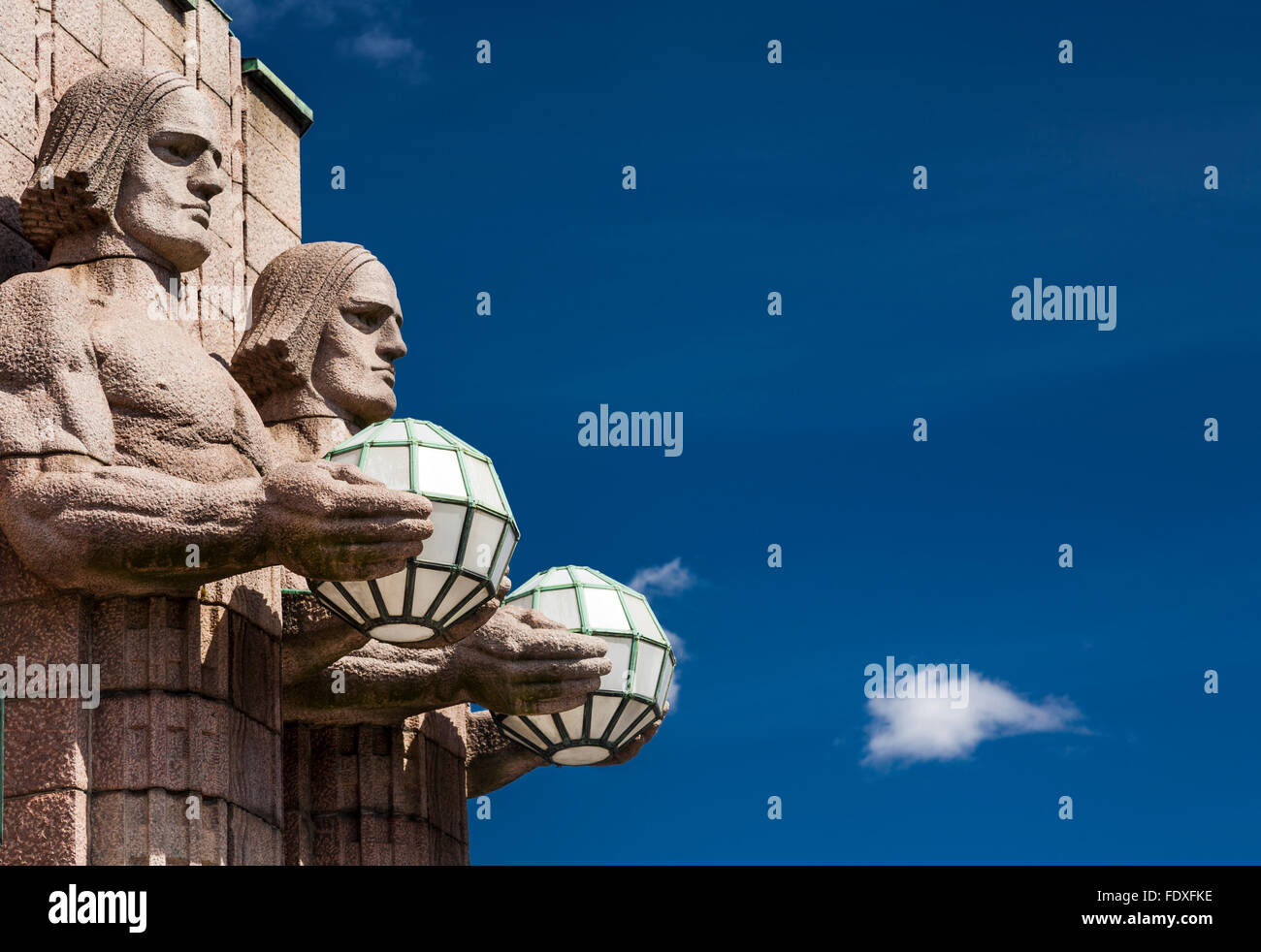 Bahnhof, Helsinki (Architekt Saarinen, mit Figuren von Schlägen) Stockfoto