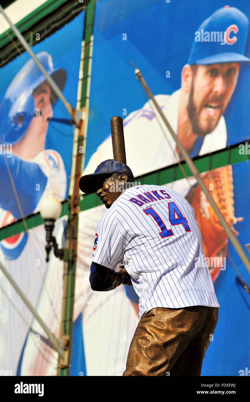 Die Statue von Ernie Banks vor den Haupteingang des Chicago Wrigley Field, der Heimat der Chicago Cubs. Chicago, Illinois, USA. Stockfoto