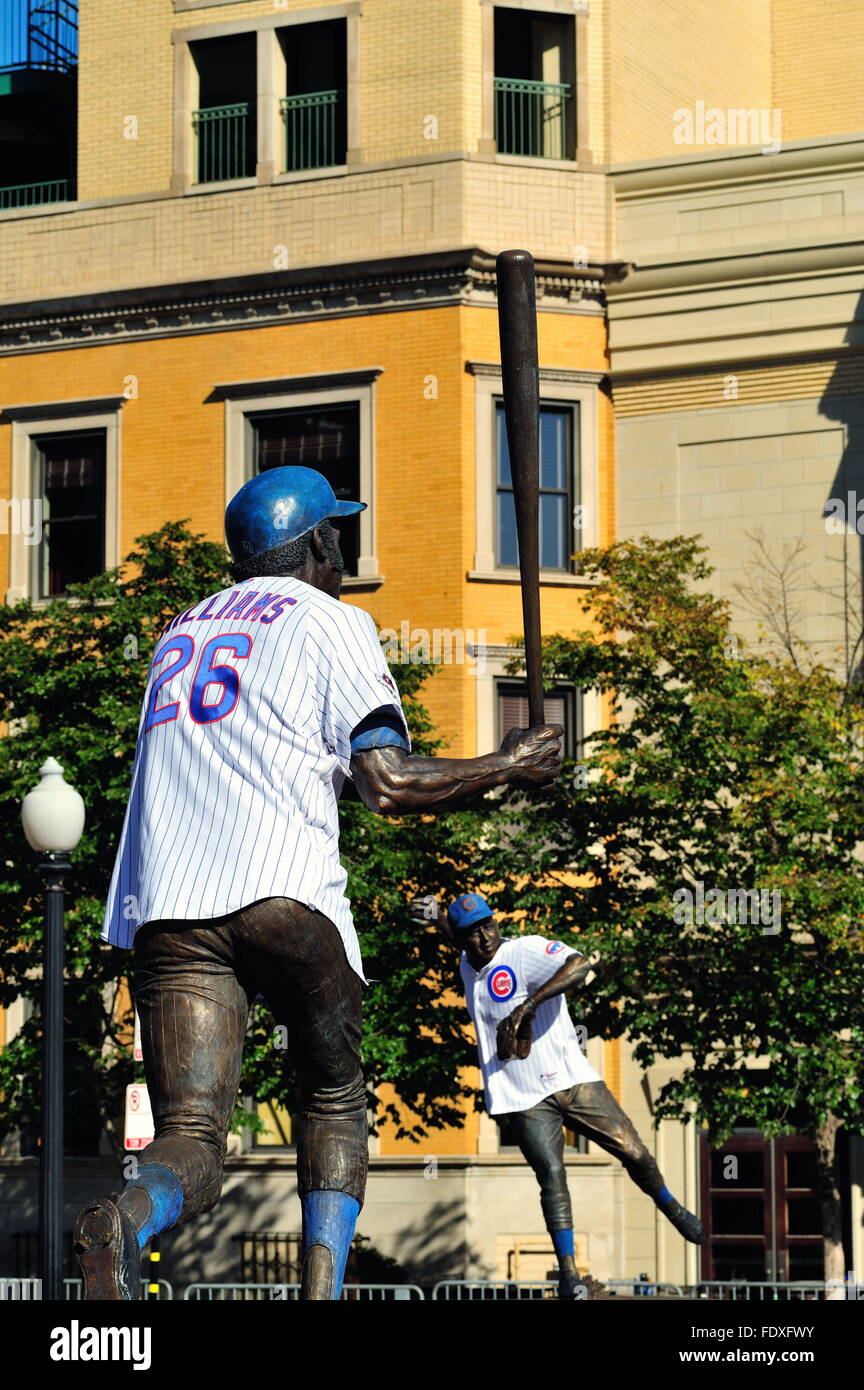 Die Statuen von Billy Williams, Links, und Ron Santo vor der Addison und Sheffield Eingang zum Chicago Wrigley Field. Chicago, Illinois, USA. Stockfoto