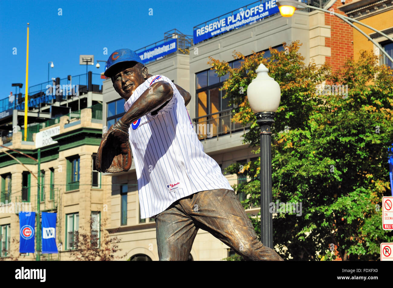 Die Statue von Ron Santo vor der Addison und Sheffield Eingang zum Chicago Wrigley Field. Chicago, Illinois, USA. Stockfoto