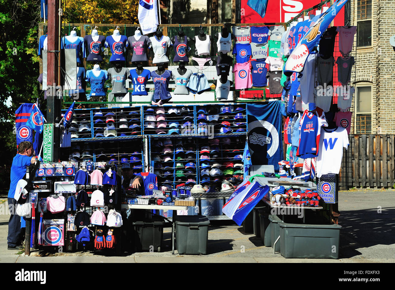 Chicago Cubs Merchandise für Verkauf bei einem Straßenhändler Lage an einer Ecke, nur über die Straße von Wrigley Field. Chicago, Illinois, USA. Stockfoto