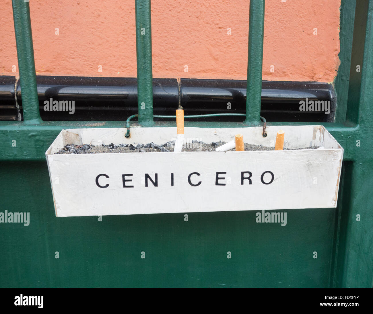 Aschenbecher (Cenicero in spanischer Sprache) Aussenbar in Spanien Stockfoto