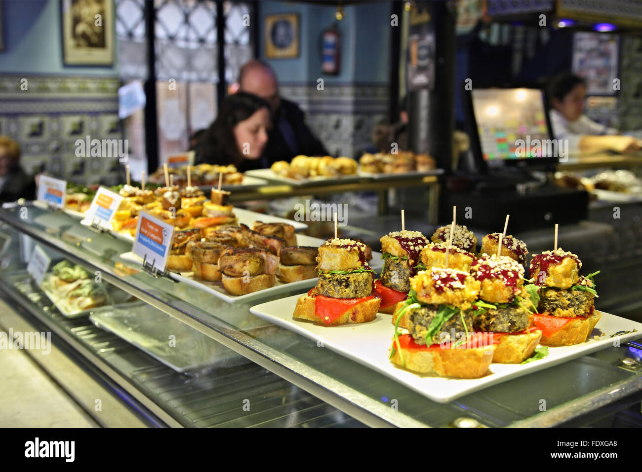 Im Baskenland (Pais Vasco) finden Sie die besten Pintxo-Τapas-Βars von Spanien. Hier zählt das "Cafe Bilbao" in Bilbao. Stockfoto