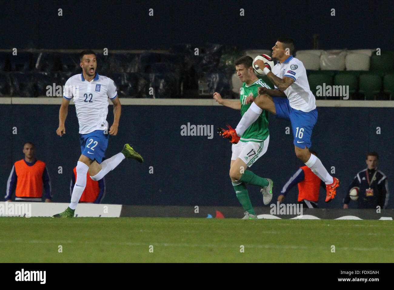 8. Oktober 2015 - Euro 2016-Qualifikation - Gruppe F - Nordirland 3 Griechenland 1. Griechenlands Nikos Karelis (16) Verwicklungen mit Paddy McNair, während Andreas Samaris (22) blickt auf. Stockfoto