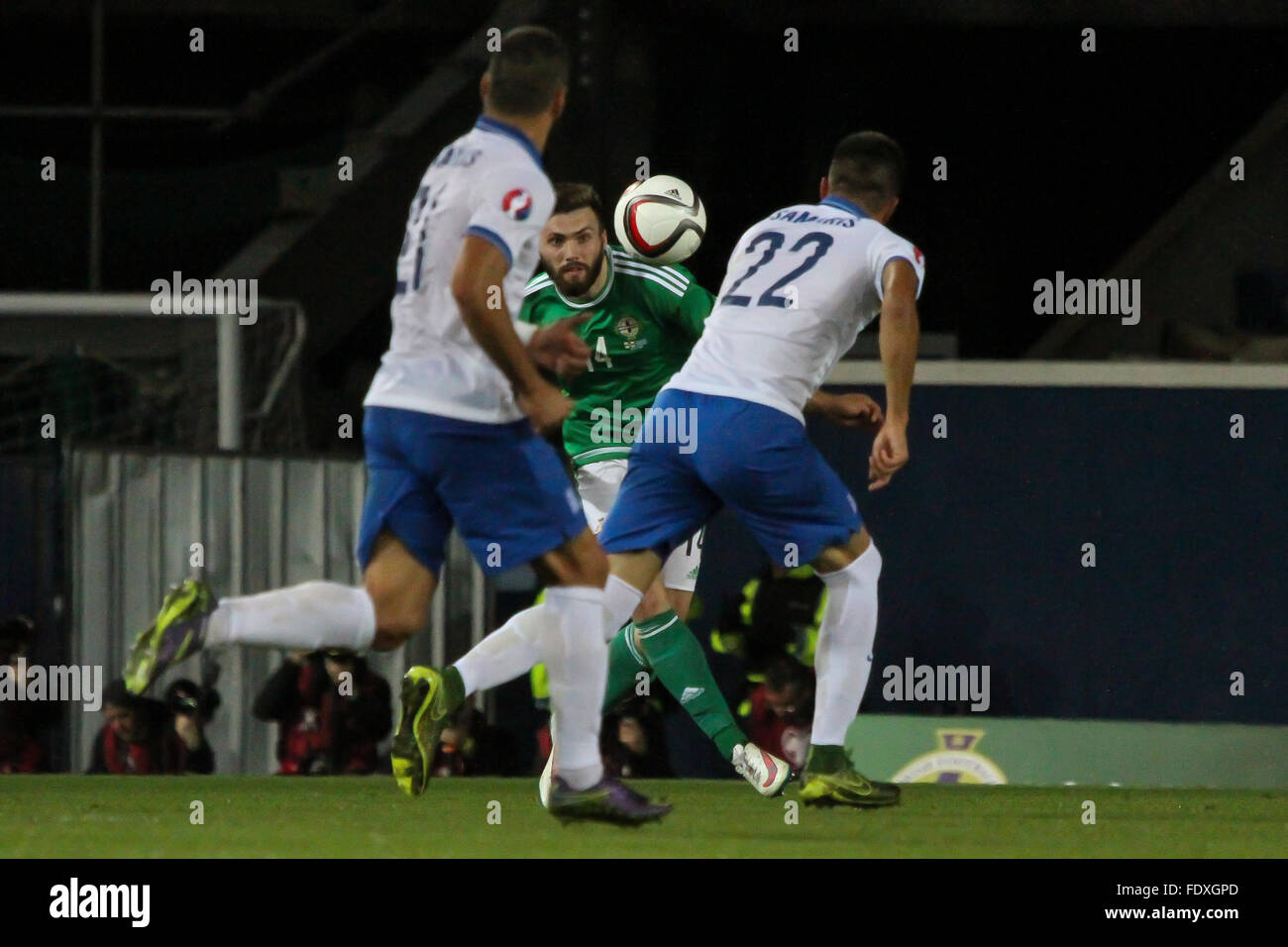 8. Oktober 2015 - Euro 2016-Qualifikation - Gruppe F - Nordirland 3 Griechenland 1. Nordirland Mittelfeldspieler Stuart Dallas (14) auf den Angriff. Stockfoto