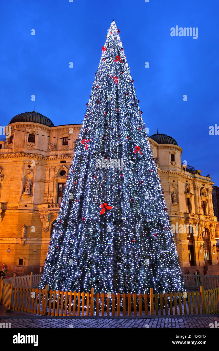 Weihnachtsbaum vor der Arriaga-Theater), Bilbao, Baskenland (Pais Vasco), Spanien. Stockfoto
