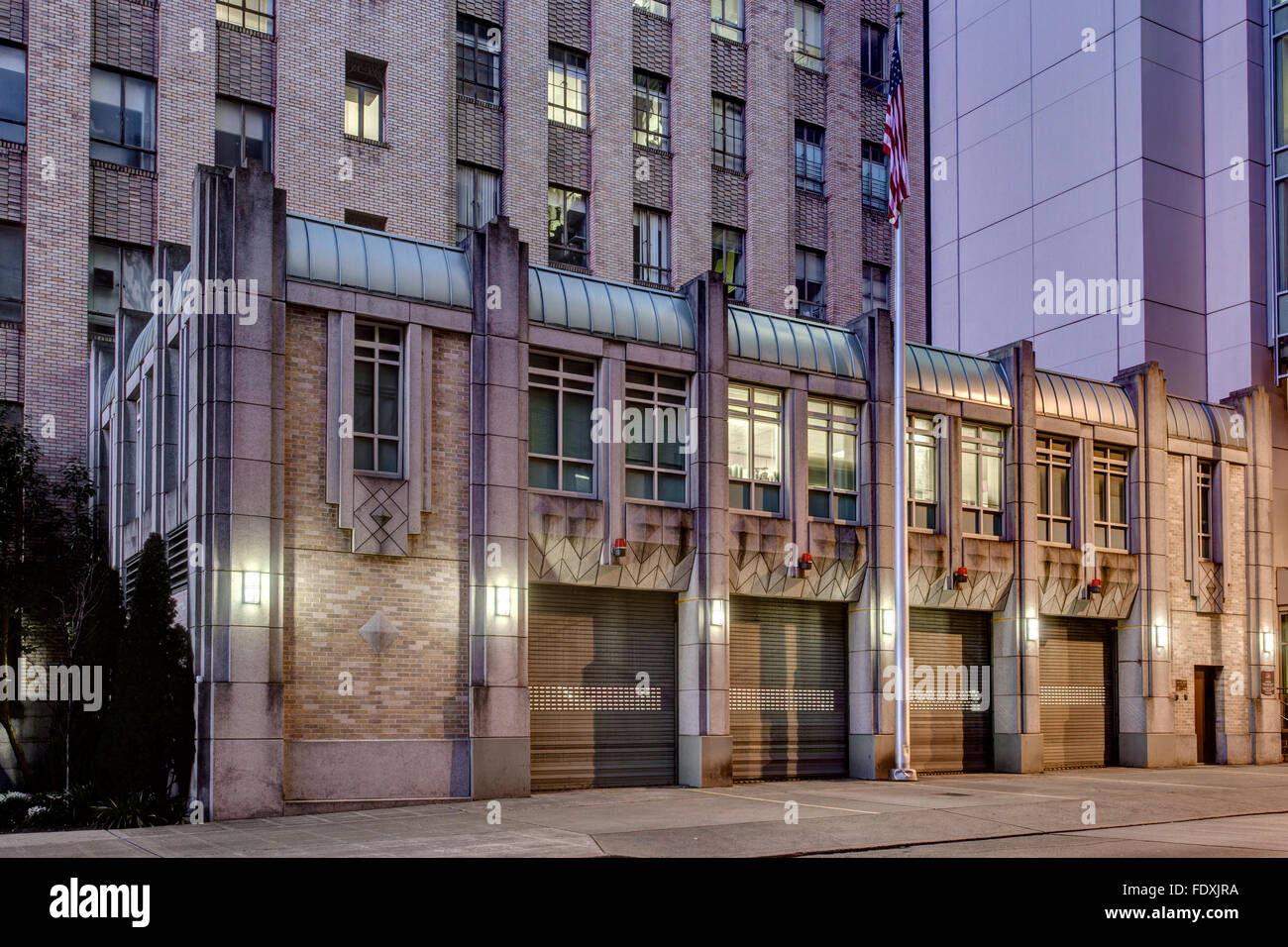 Feuerwache in Seattle, Washington USA. In der Dämmerung fotografiert. Stockfoto