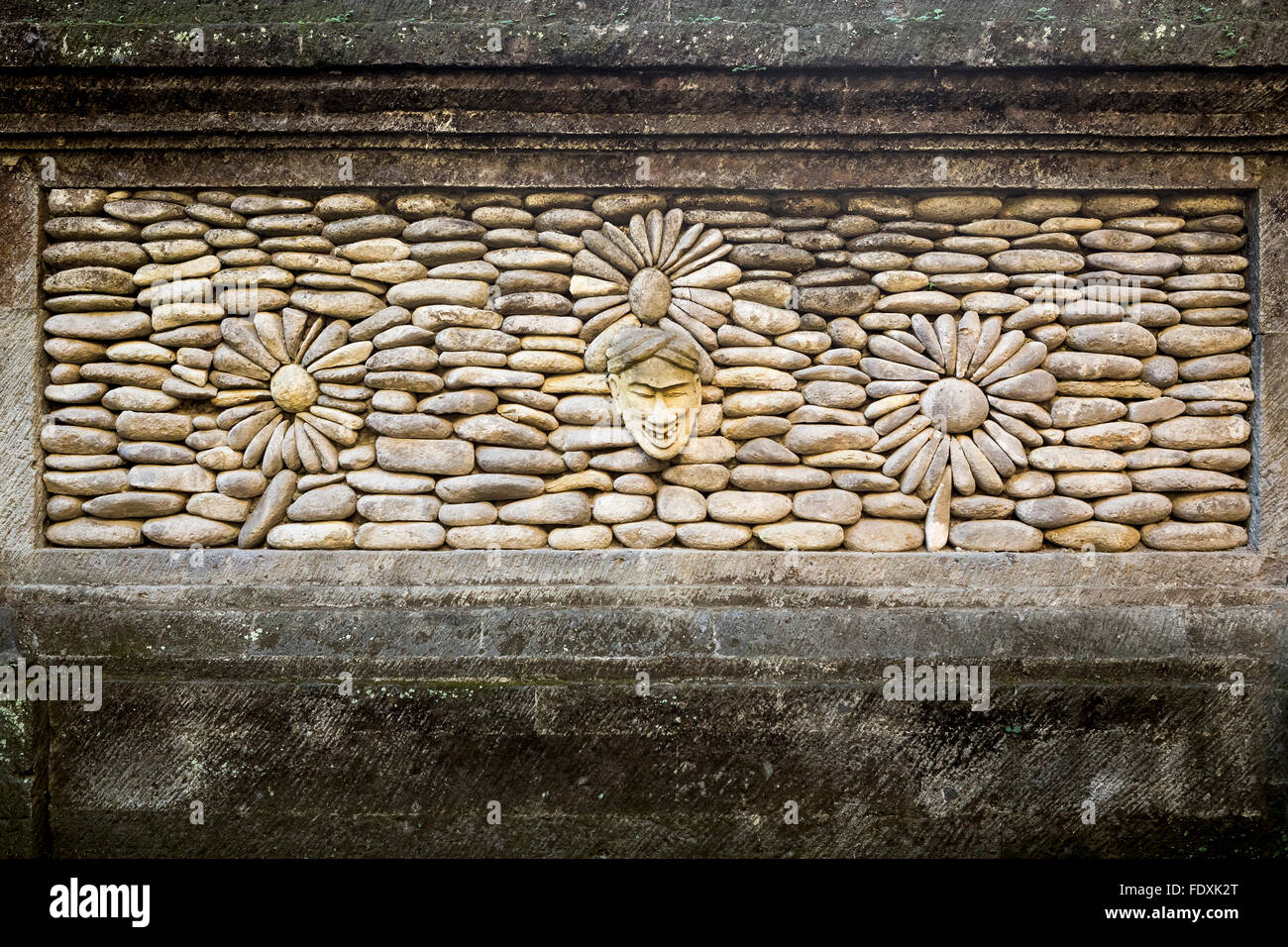 Wand aus Steinen der Schichtung der balinesischen traditionellen Haus Stockfoto