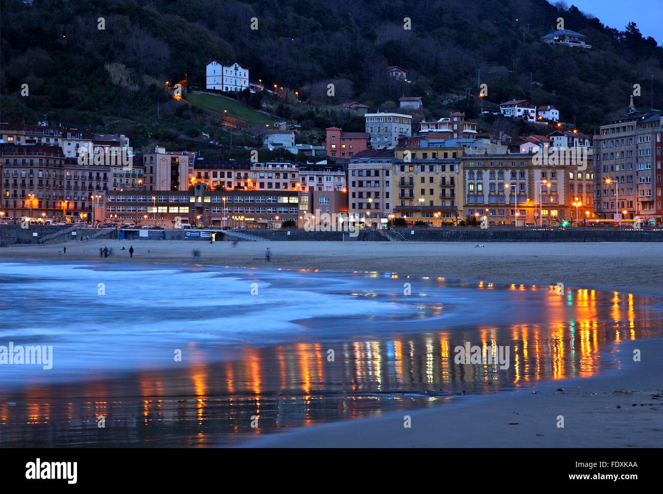 Nacht fallen bei Playa de Gros (oder Playa De La Zurriola). Donostia - San Sebastián, Baskisches Land, Spanien. Stockfoto