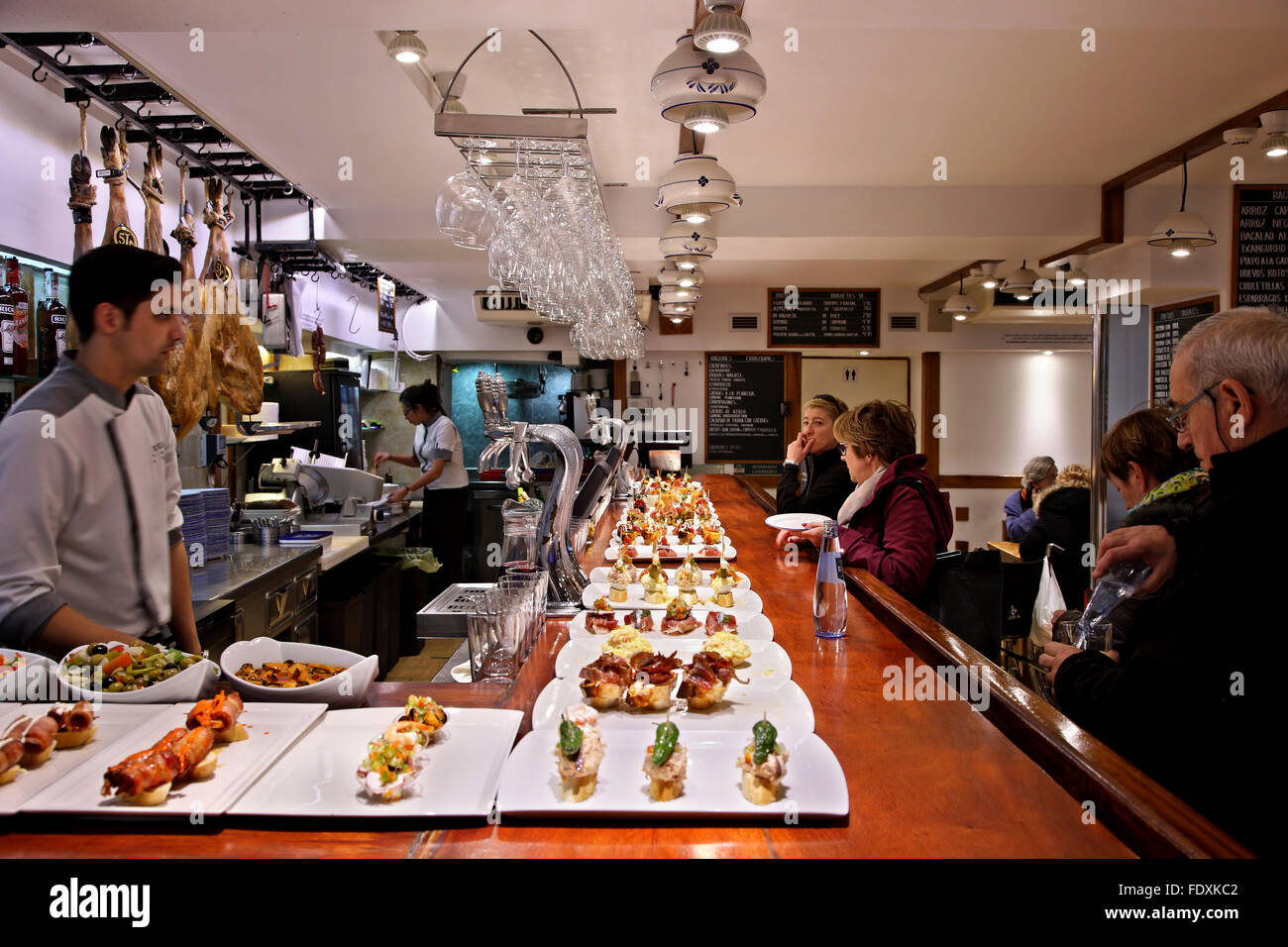 Im Baskenland (Pais Vasco) finden Sie die besten Pintxo-Τapas-Βars von Spanien. Hier ist eine in San Sebastian (Donostia) Stockfoto