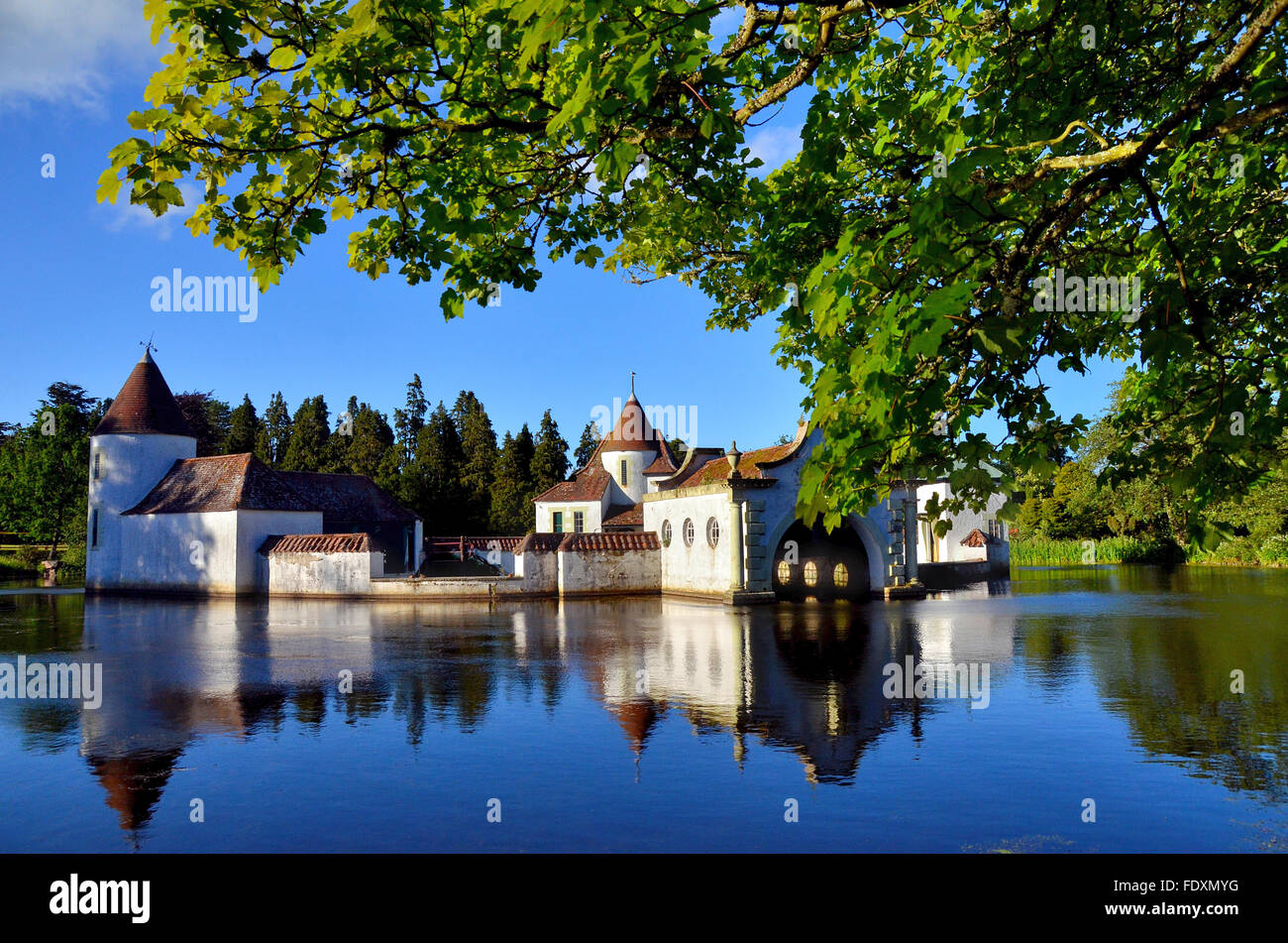 Die "Dutch Village" und Reflexion im Craigtoun Country Park in Fife in der Nähe von St. Andrews. Stockfoto