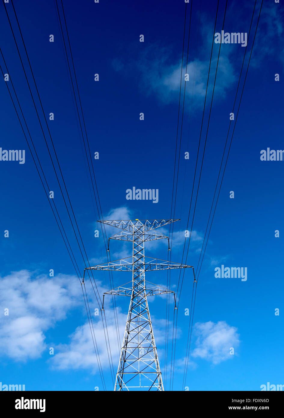 Stromleitungen mit blauen Himmel und Wolken Stockfoto