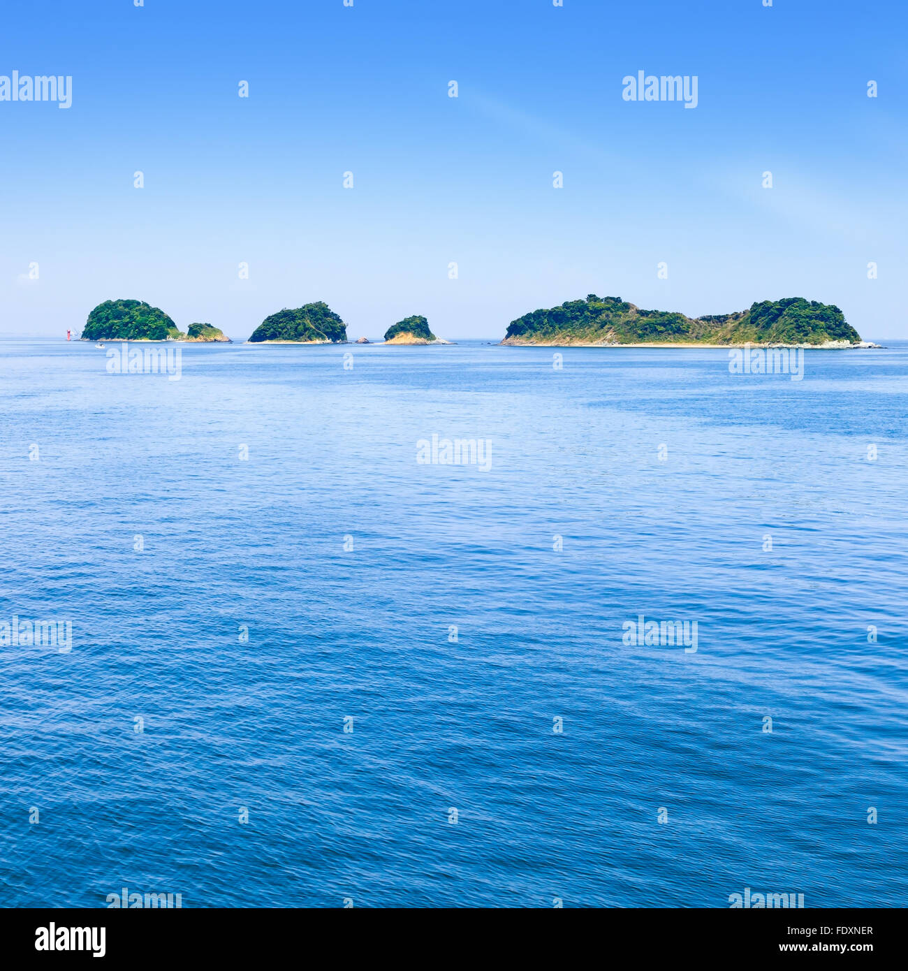 Kleine Insel-Gruppe am Meer und blauer Himmel. Toba Bucht, Japan. Asien. Stockfoto