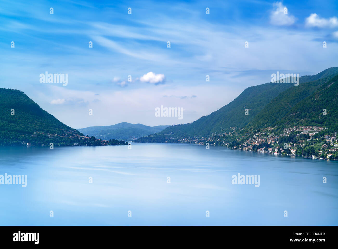 Comer See-Landschaft. Cernobbio Dorf, Berge, Bäume und Wasser. Italien, Europa. Stockfoto