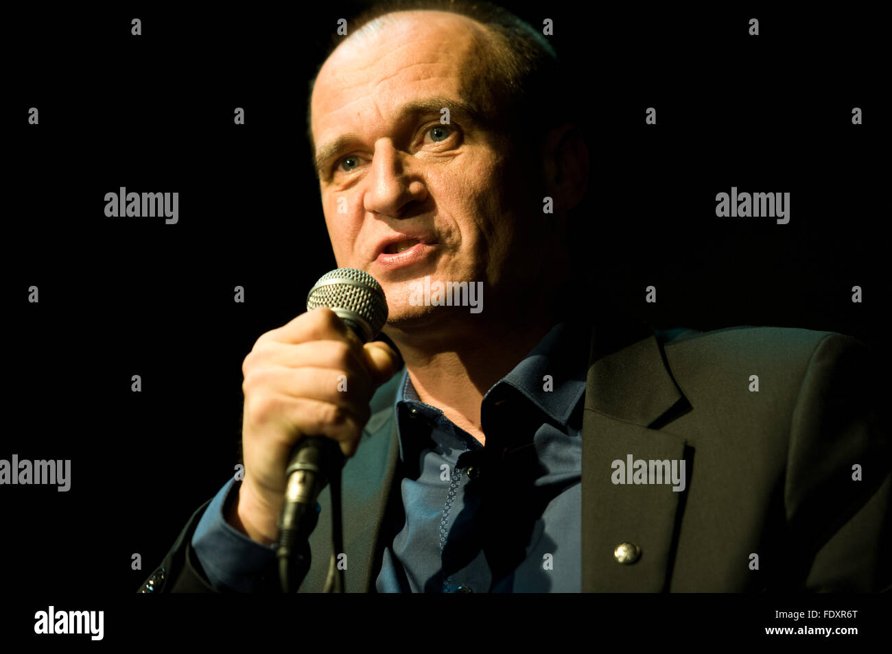 Radomsko, Polen. 2. Februar 2016. Pawel Kukiz, Stellvertreter des polnischen Parlaments und Anführer der Kukiz 15 politische Bewegung, liefert die Rede, während der kurzen Besuch in der Stadt Radomsko, Zentralpolen. Bildnachweis: Marcin Rozpedowski/Alamy Live-Nachrichten Stockfoto