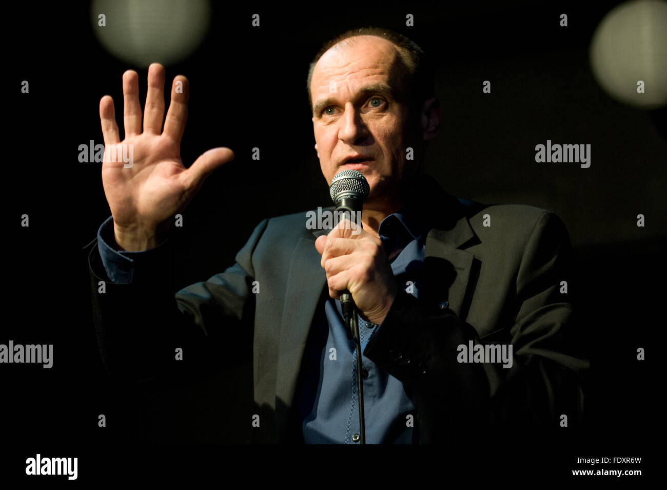 Radomsko, Polen. 2. Februar 2016. Pawel Kukiz, Stellvertreter des polnischen Parlaments und Anführer der Kukiz 15 politische Bewegung, liefert die Rede, während der kurzen Besuch in der Stadt Radomsko, Zentralpolen. Bildnachweis: Marcin Rozpedowski/Alamy Live-Nachrichten Stockfoto