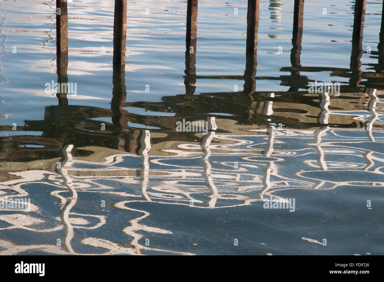 Reflexionen von einer Anlegestelle in Port Albert, South Gippsland, Victoria, Australien Stockfoto