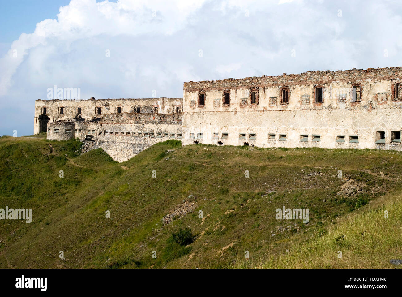 Ruinen der alten militärischen Fort XIX. Jh. ein Gebirgspass in den Alpen an der Grenze zwischen Frankreich und Italien Stockfoto