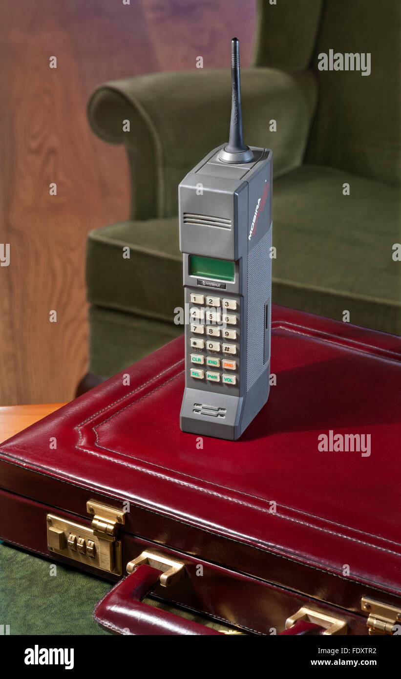 1987 ALTES MOBILTELEFON CITYMAN erste Generation Handheld Handy Jahrgang Mobira Cityman 1320 mit 1980 Business Aktentasche & Stuhl Stockfoto