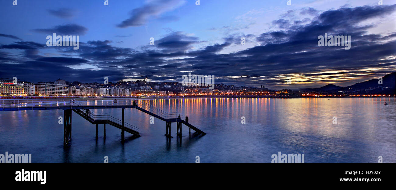 Nacht fallen in Donostia - San Sebastian, Baskenland, Spanien. Stockfoto