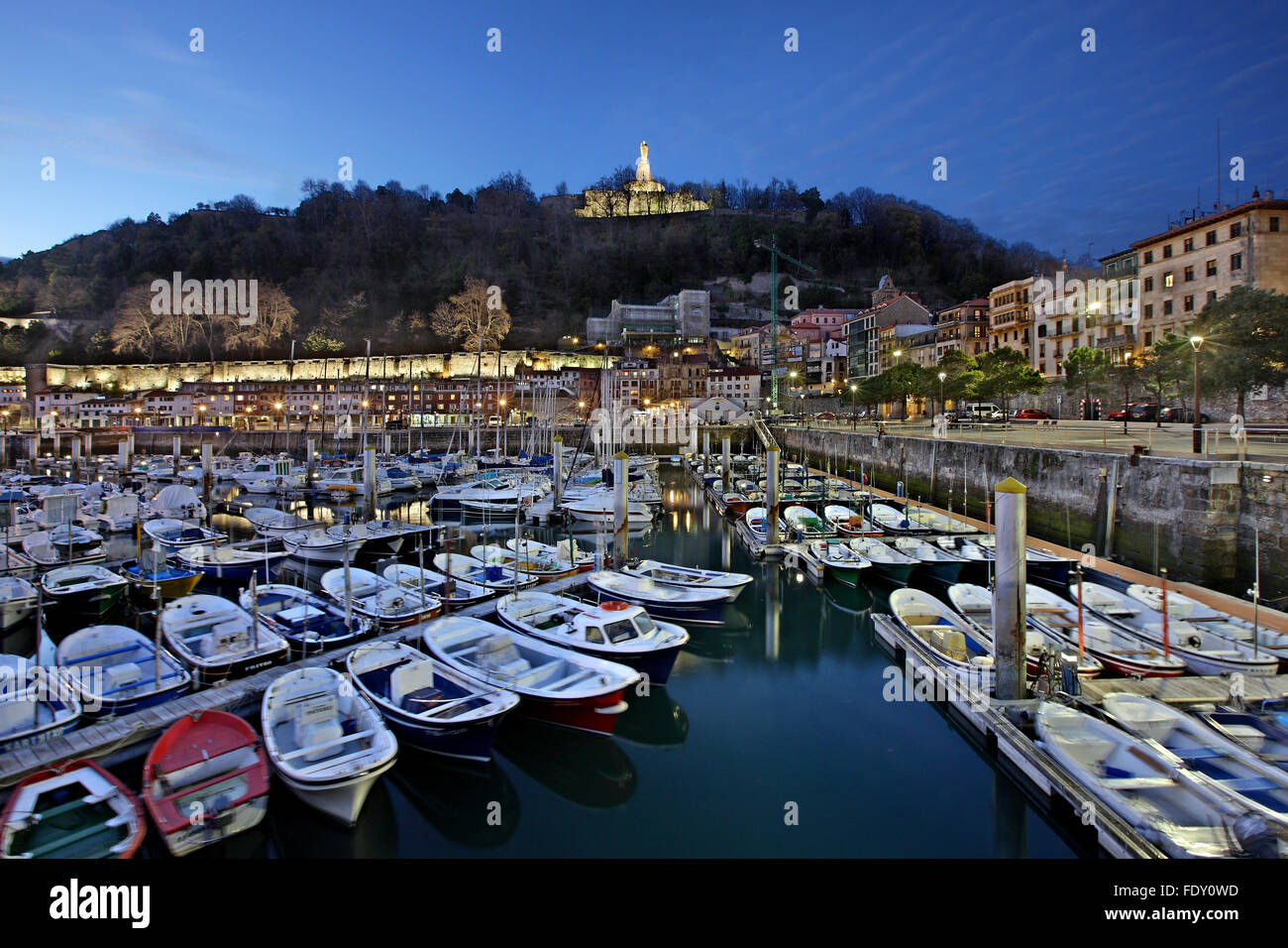 Der malerische Hafen von Donostia - San Sebastian, im "Schatten" des Monte Urgull. Baskisches Land, Spanien. Stockfoto