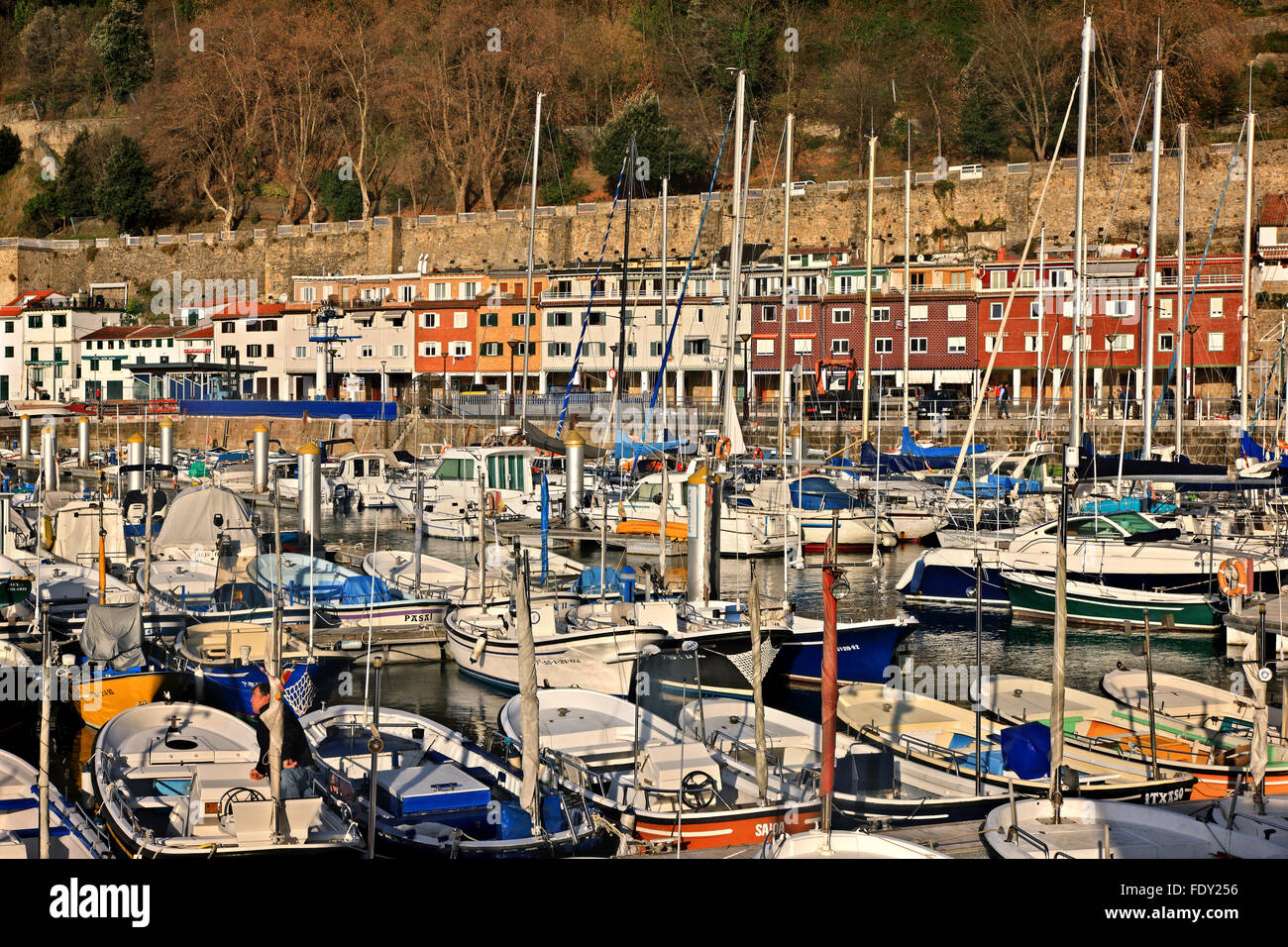 Der malerische Hafen von Donostia - San Sebastian, im "Schatten" des Monte Urgull. Baskisches Land, Spanien. Stockfoto