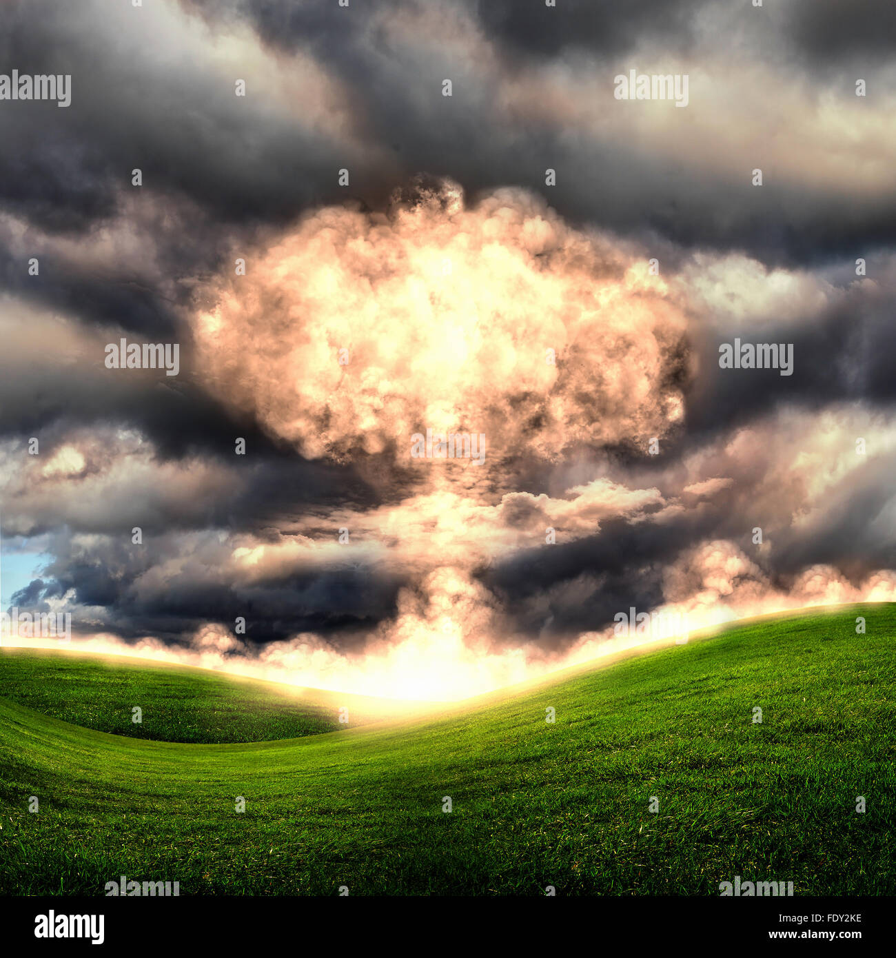 Nukleare Explosion in einer im Freieneinstellung. Symbol für Umweltschutz und die Gefahren der Kernenergie. Stockfoto