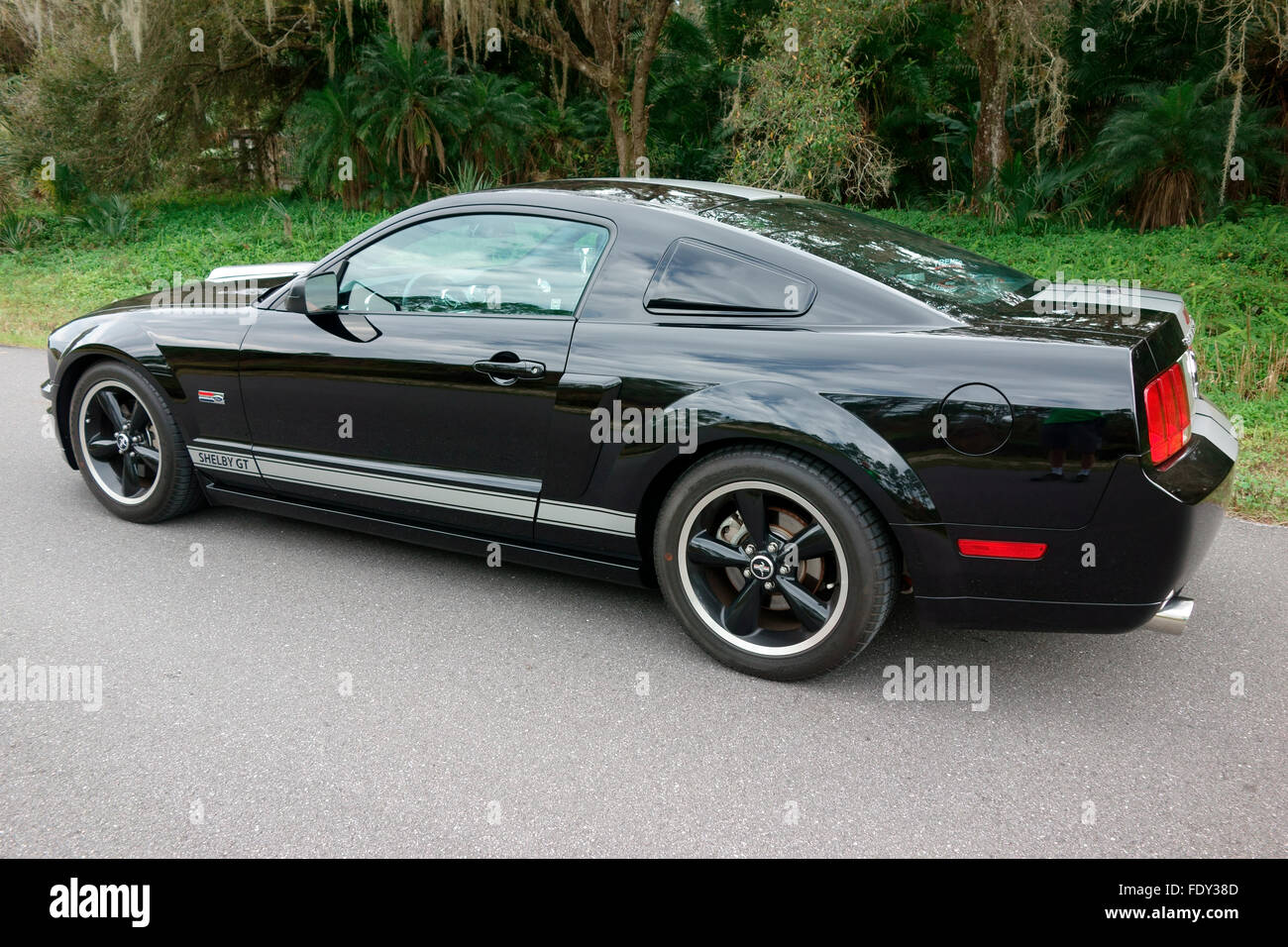 Shelby Mustang GT 2007 schwarz Muscle-Car auf der Autobahn Stockfoto