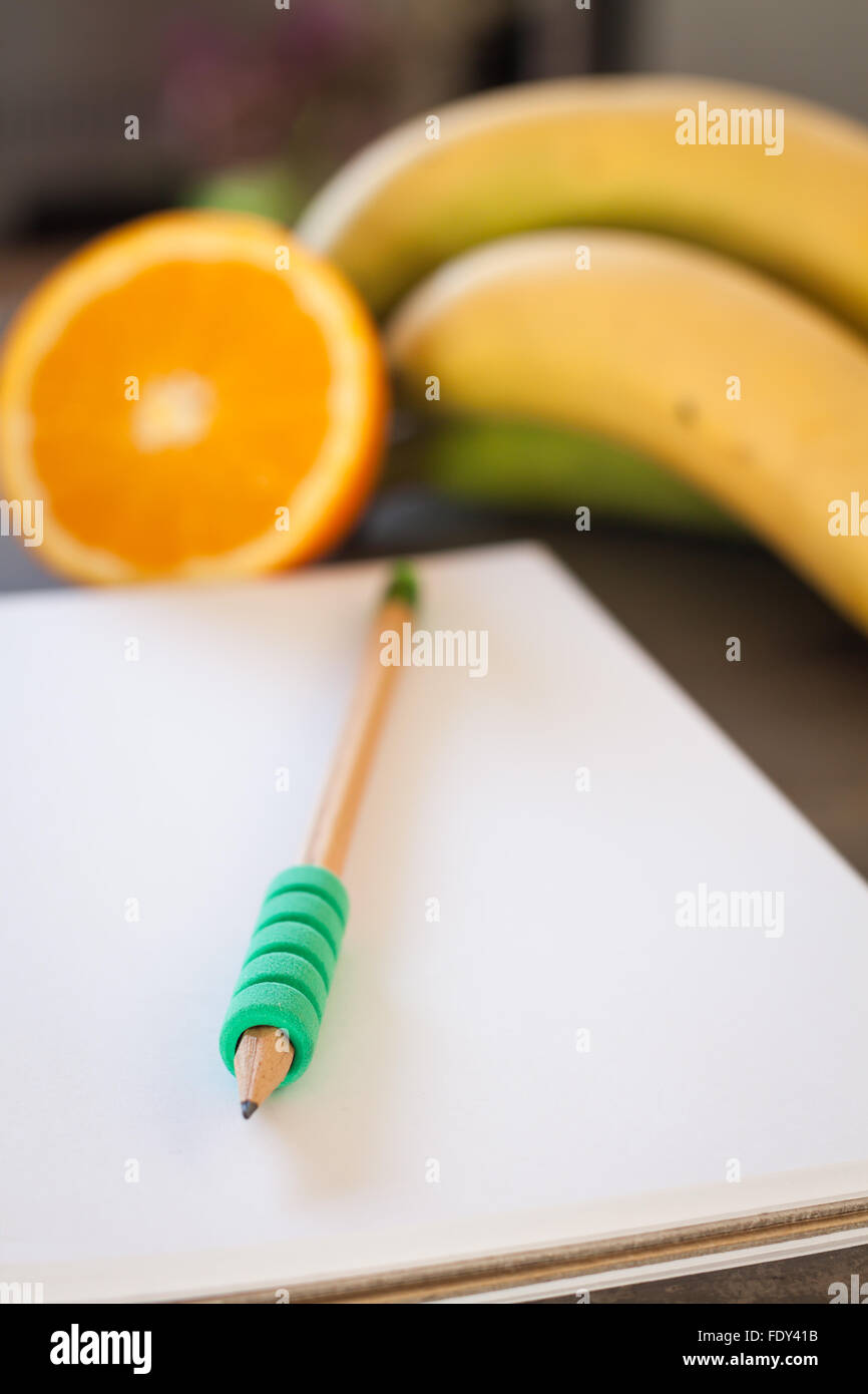 Einkaufsliste mit gesunden Früchten, Fotoarchiv Stockfoto