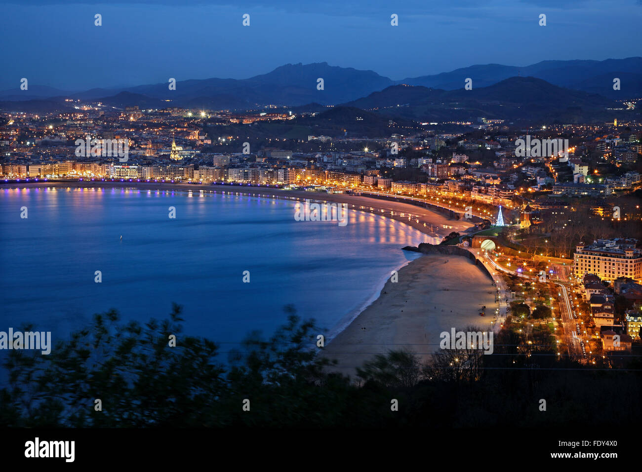 Panoramablick Nachtansicht von Donostia-San Sebastian, von Monte Igueldo. Baskisches Land, Spanien. Stockfoto