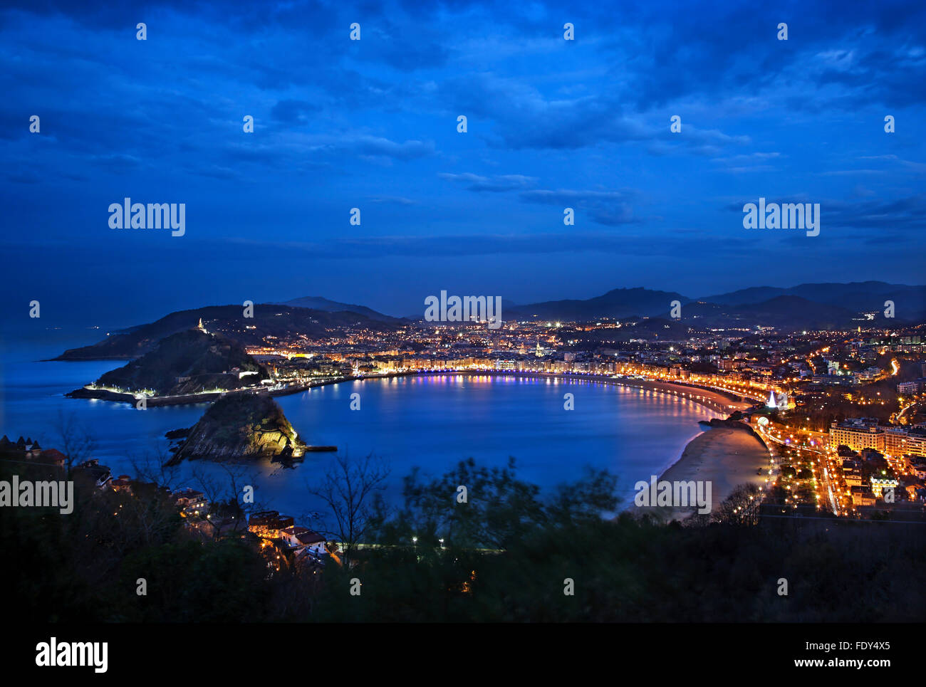 Panoramablick Nachtansicht von Donostia-San Sebastian, von Monte Igueldo. Baskisches Land, Spanien. Stockfoto