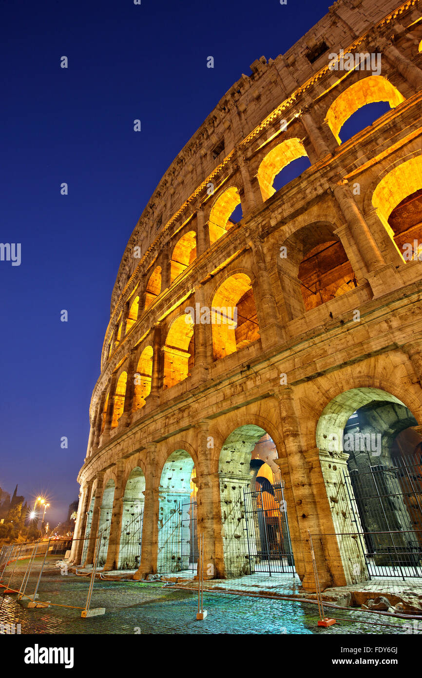 Nachtansicht des Kolosseums auch bekannt als das flavische Amphitheater, Rom, Italien Stockfoto
