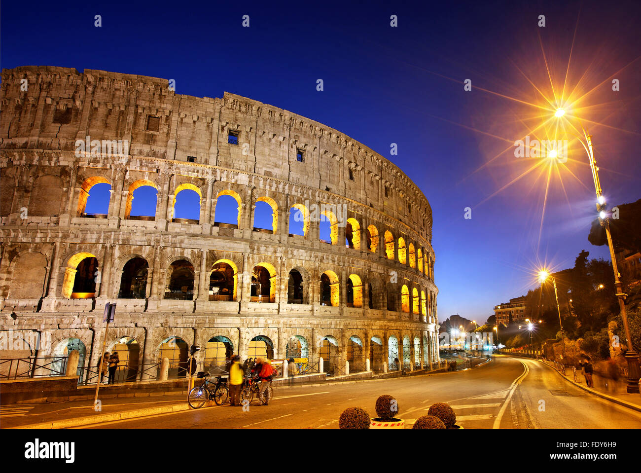 Nachtansicht des Kolosseums auch bekannt als das flavische Amphitheater, Rom, Italien Stockfoto