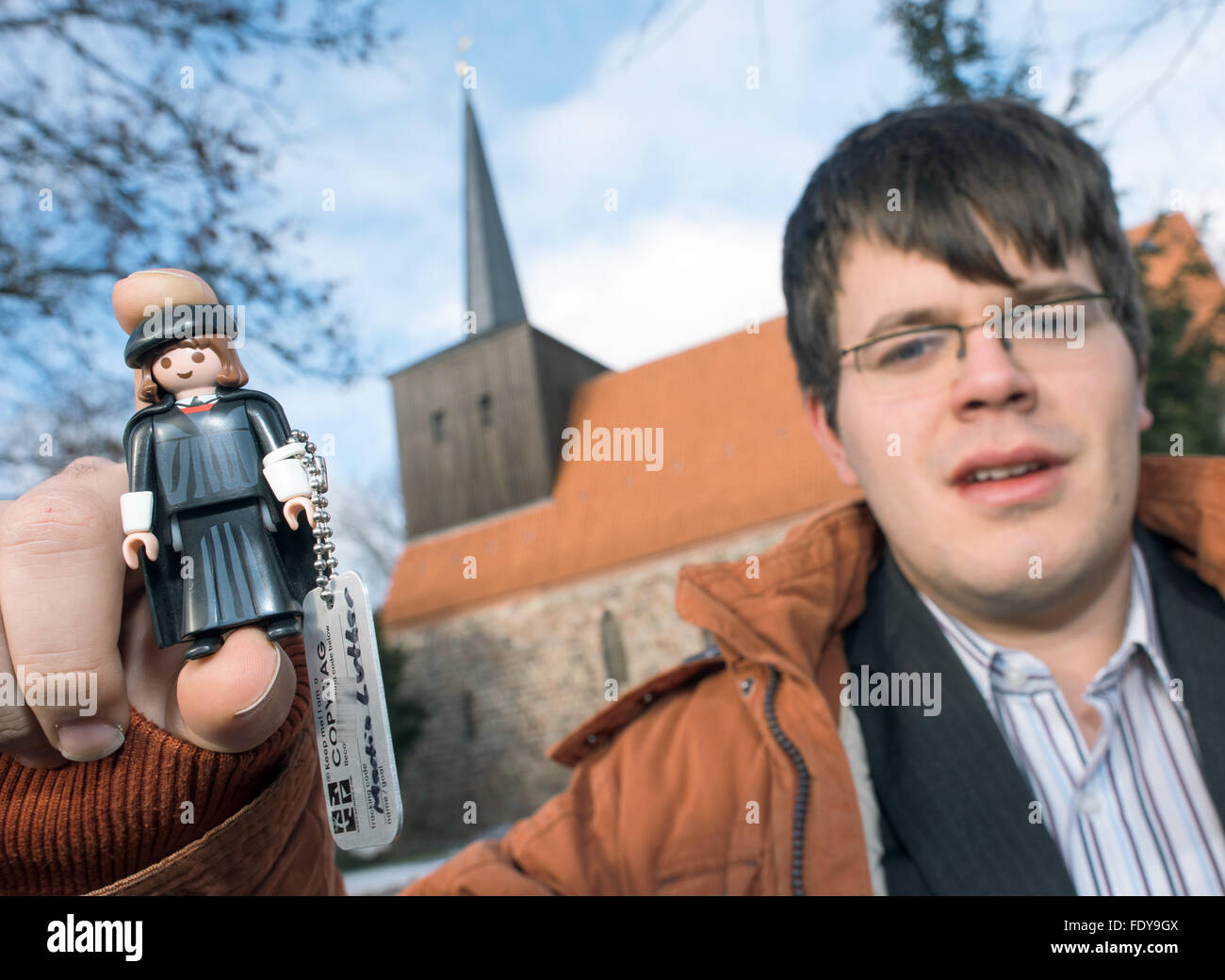 Hohenselchow, Deutschland. 21. Januar 2016. Lars Fischer aus dem Dorf Kirche Büro präsentiert eine Playmobil-Figur von Martin Luther in Hohenselchow, Deutschland, 21. Januar 2016. Lars Fischer hat die Martin Luther Playmobil Figur mit Geocaching auf den Weg geschickt. Durch das Reformationsjubiläum wird kleine Luther 36 von seinem ehemaligen Domains in ganz Deutschland besucht haben. Foto: Patrick Pleul/Dpa/Alamy Live News Stockfoto