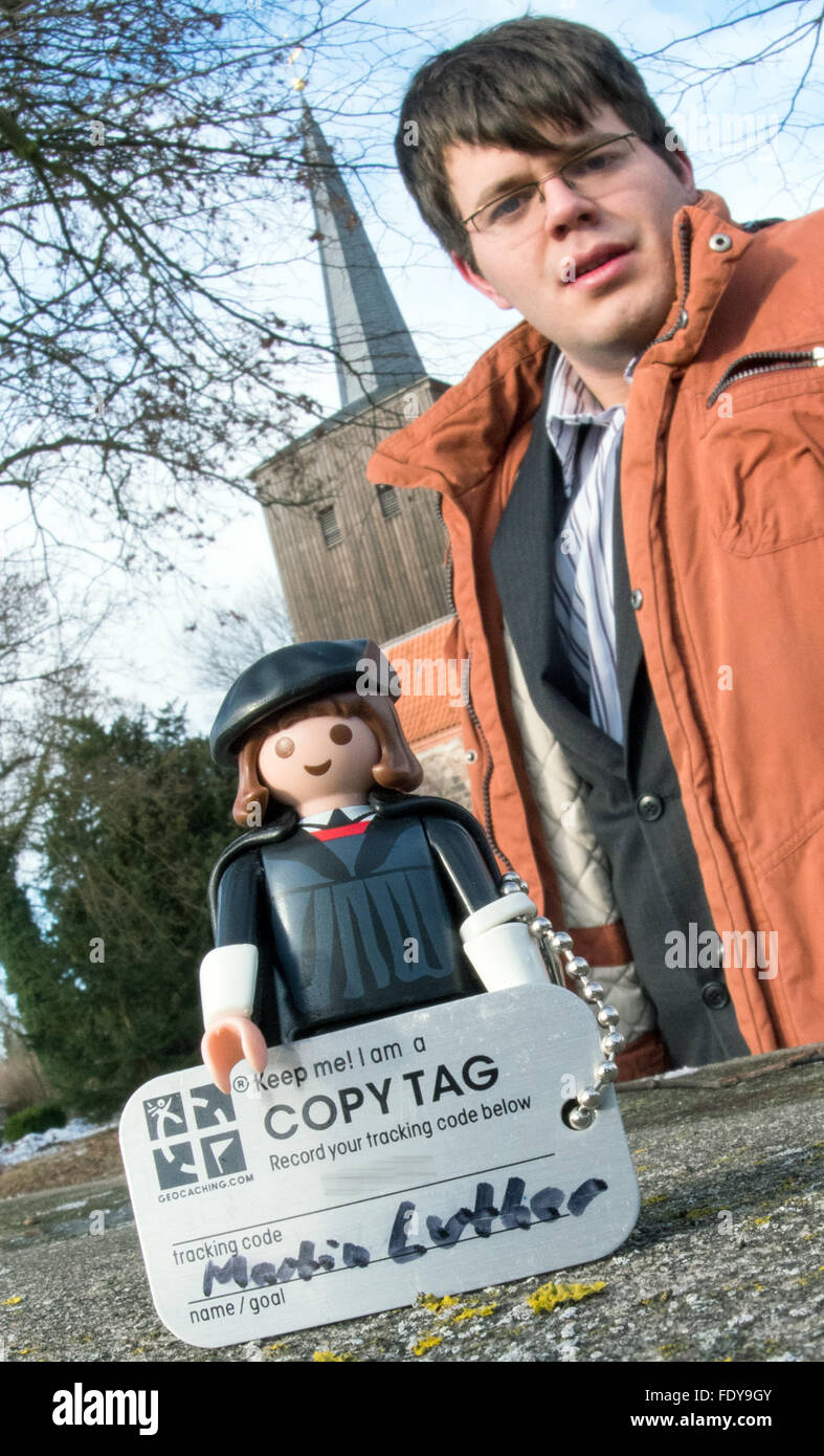 Hohenselchow, Deutschland. 21. Januar 2016. Lars Fischer aus dem Dorf Kirche Büro präsentiert eine Playmobil-Figur von Martin Luther in Hohenselchow, Deutschland, 21. Januar 2016. Lars Fischer hat die Martin Luther Playmobil Figur mit Geocaching auf den Weg geschickt. Durch das Reformationsjubiläum wird kleine Luther 36 von seinem ehemaligen Domains in ganz Deutschland besucht haben. Foto: Patrick Pleul/Dpa/Alamy Live News Stockfoto