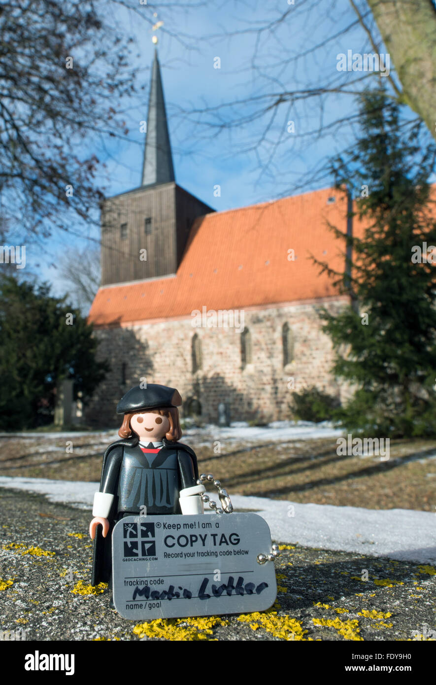 Hohenselchow, Deutschland. 21. Januar 2016. Eine Playmobil-Figur des Martin Luther steht vor der Dorfkirche in Hohenselchow, Deutschland, 21. Januar 2016. Lars Fischer des kirchlichen Amtes hat die Martin Luther Playmobil Figur mit Geocaching auf den Weg geschickt. Durch das Reformationsjubiläum wird kleine Luther 36 von seinem ehemaligen Domains in ganz Deutschland besucht haben. Foto: Patrick Pleul/Dpa/Alamy Live News Stockfoto