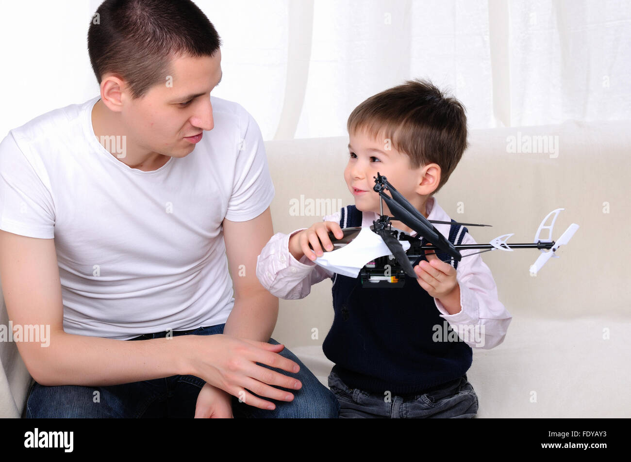 Vater und seinem kleinen Sohn zusammen einen kleinen Hubschrauber zu renovieren Stockfoto