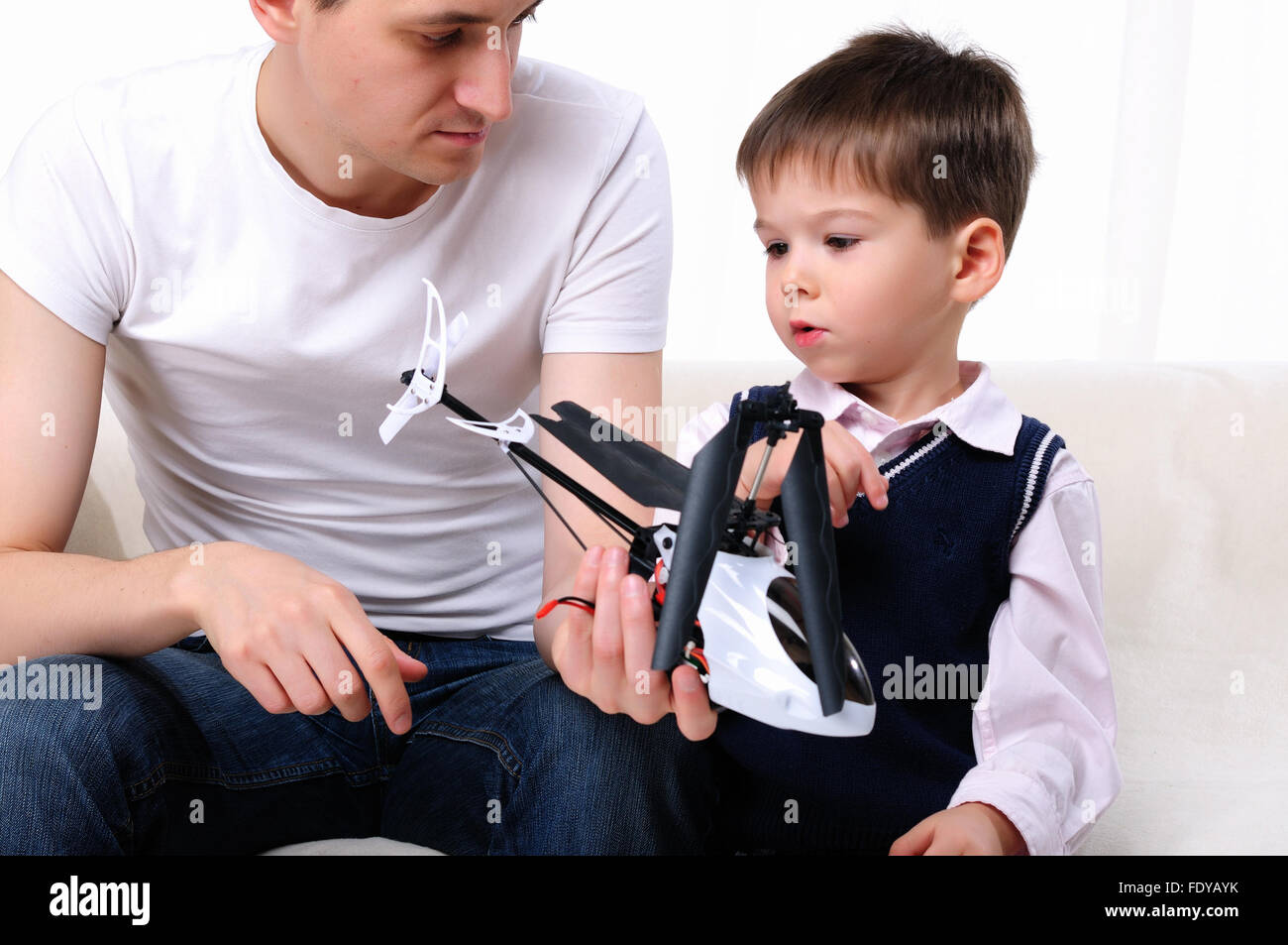 Vater und seinem kleinen Sohn zusammen einen kleinen Hubschrauber zu renovieren Stockfoto