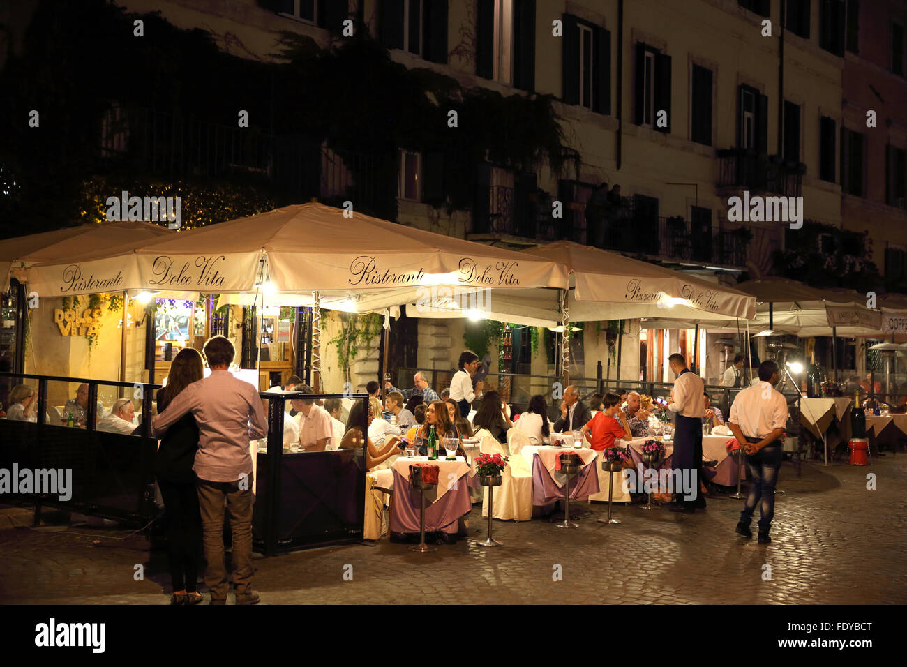 Restaurants auf der Piazza Navona in Rom bei Nacht. Stockfoto