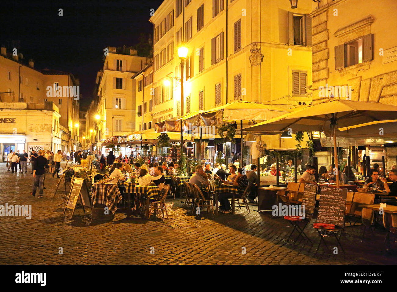 Menschen, die genießen eines warmen Abends in Campo de' Fiori in Rom Italien Stockfoto