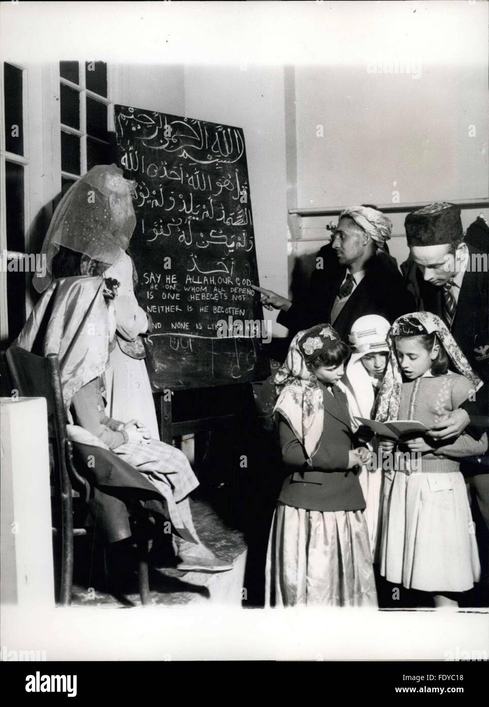 1962 - Szene von Arabi - In Cardiff Tiger Bay District: muslimische Kinder besuchen eine Förderschule am Abend und erfahren Sie mehr über den Koran. Lehrer sind Darwin Hinds und Ahmed Hassan Ismail. die Kinder, l-r: Halimah Hassan, Doud Salaman und Lalah Radman. © Keystone Bilder USA/ZUMAPRESS.com/Alamy Live-Nachrichten Stockfoto