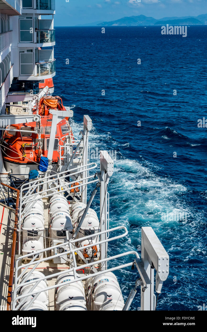 Rettungsinseln und Ausschreibung auf Kreuzfahrtschiff auf hoher See. Stockfoto