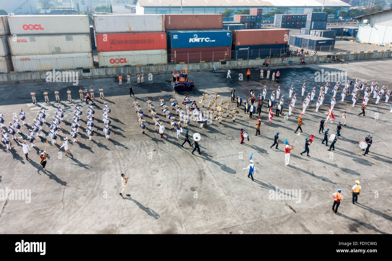 Kadetten der indonesischen Merchant Marine Academy-Parade, eine Kreuzfahrt zu begrüßen Schiff besuchen Semarang, Zentral-Java Indonesien. Stockfoto