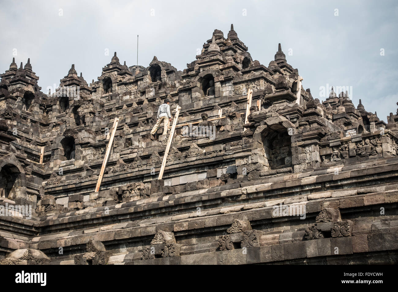 Workman, Reparaturen, Borobudur, oder Barabudur, einem alten buddhistischen Tempel in Zentral-Java Indonesien Stockfoto